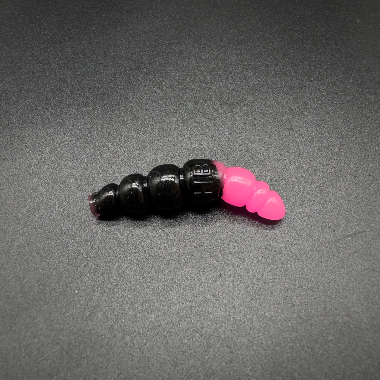 Larva Apod 37mm (color:Black+Pink UV) - Harmony Baits