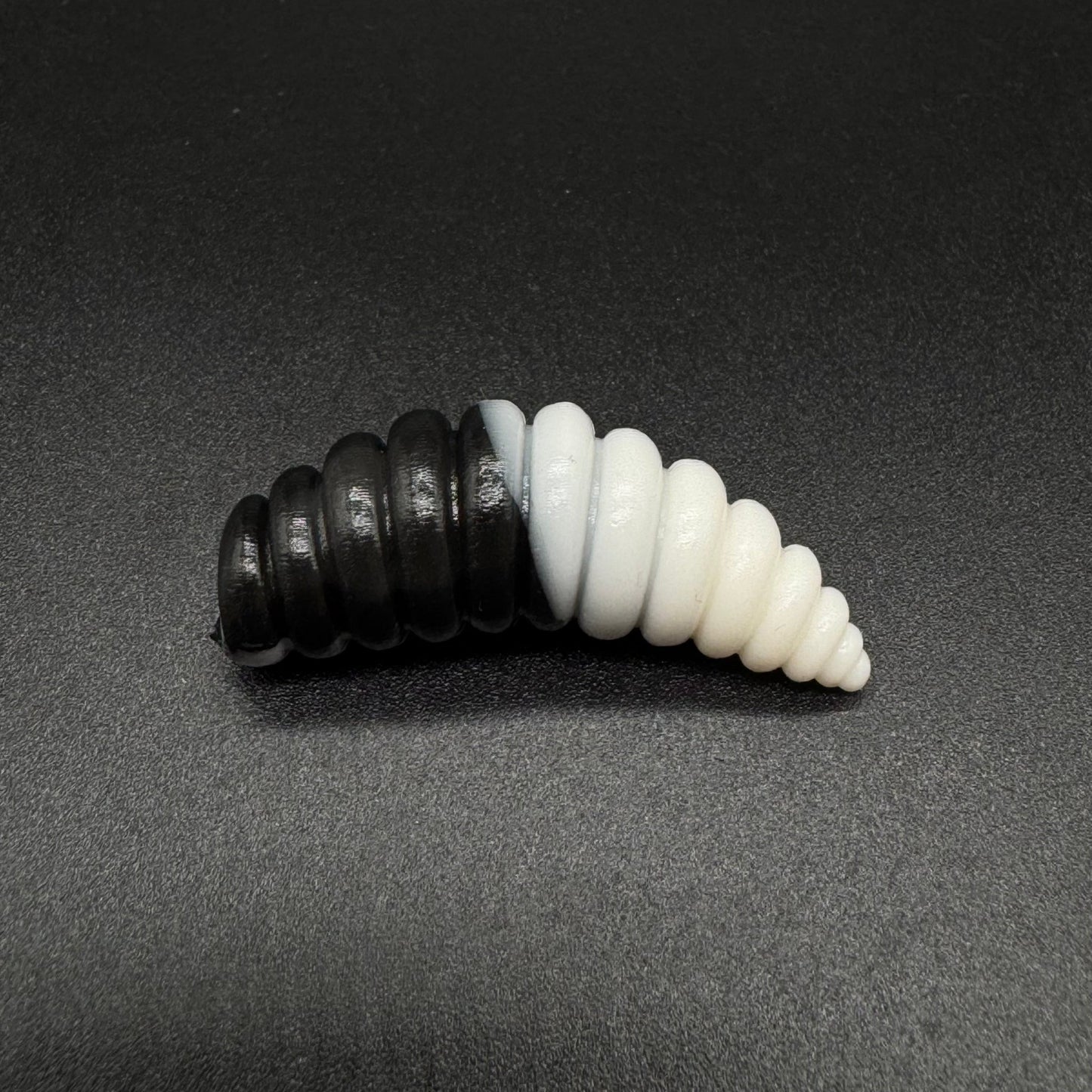 Larva XL 37mm (color:Black+White) - Harmony Baits