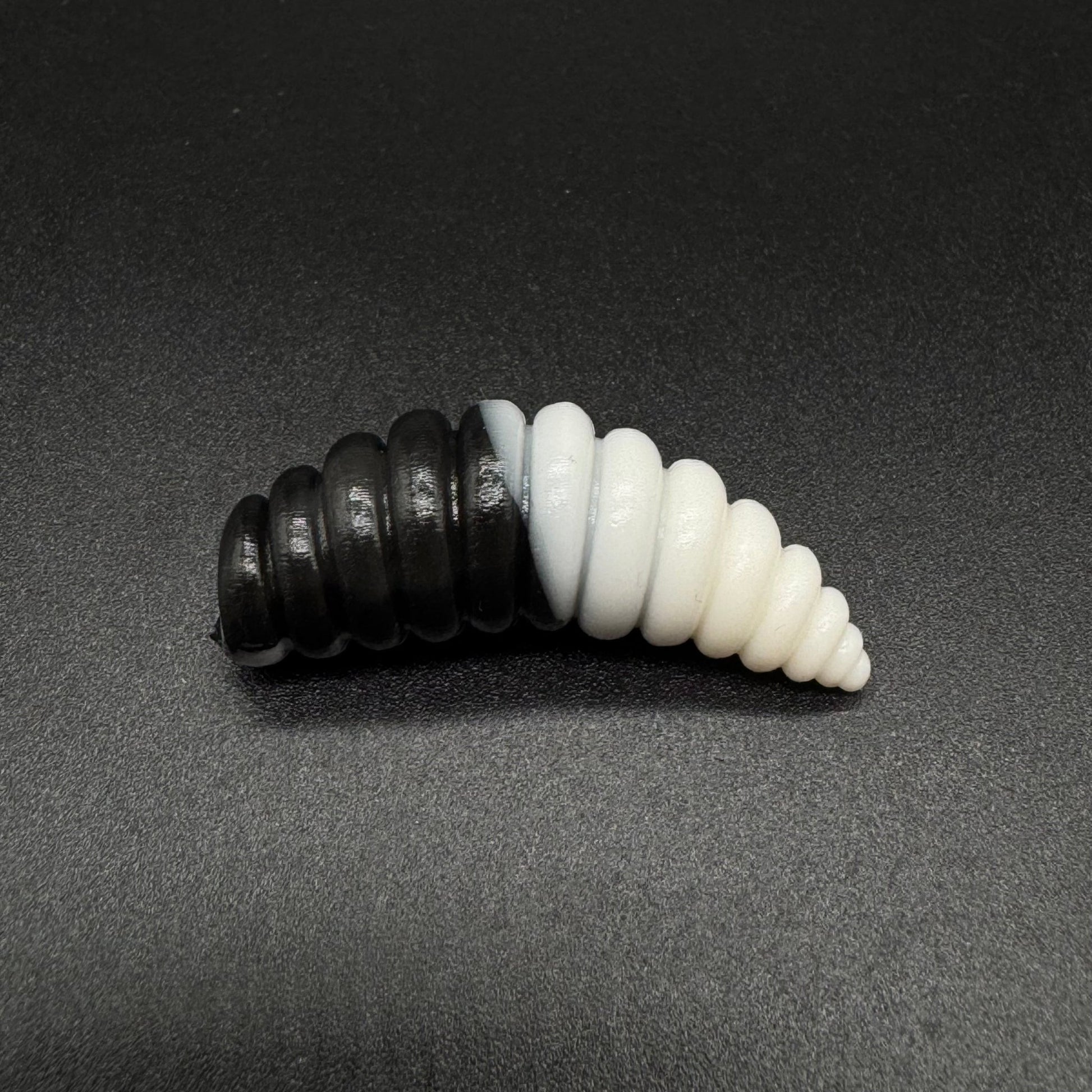 Larva XL 37mm (color:Black+White) - Harmony Baits
